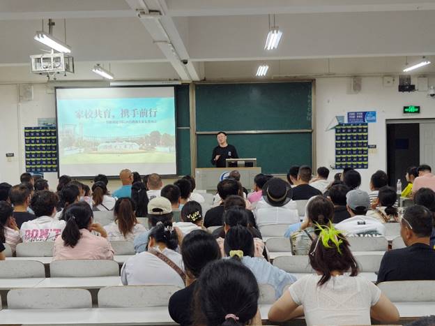 大厅里的人们  AI 生成的内容可能不正确。